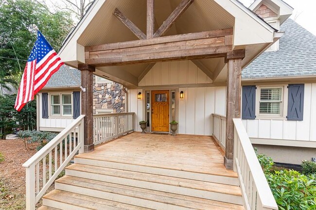 Building Photo - 540 Chateaugay Ln NE