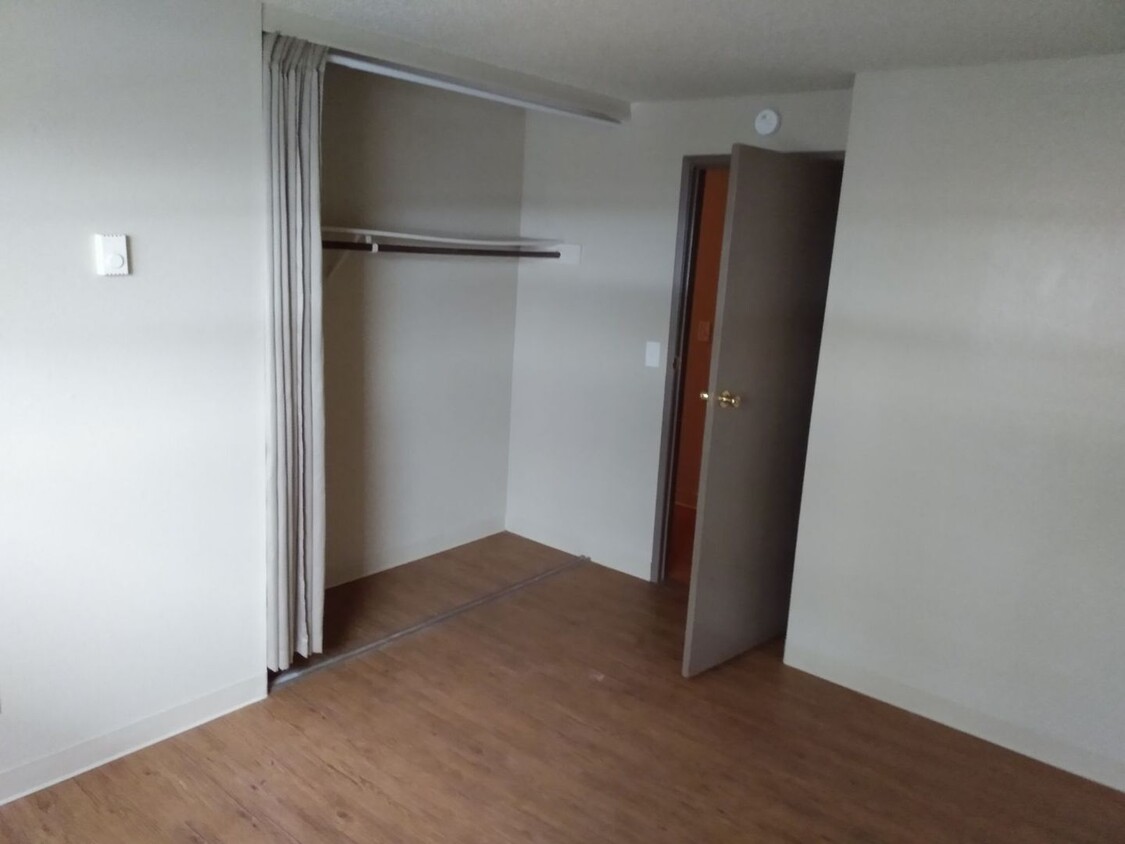 Building Photo - 2 Bedroom 1 Bathroom - Granvue Apartments