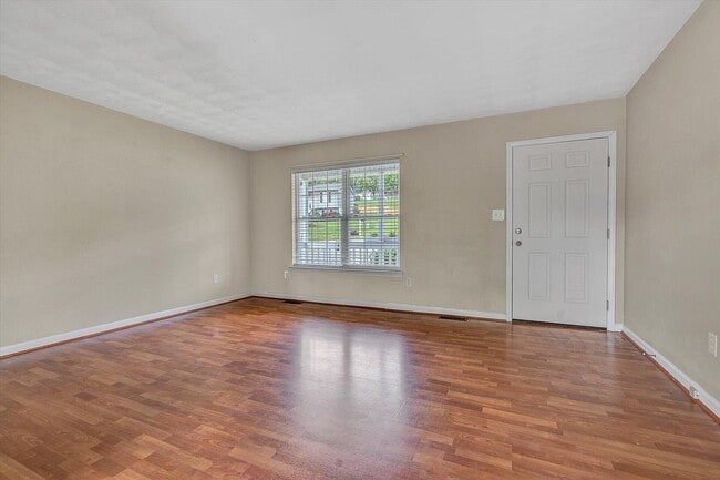 Building Photo - 535 Hillview Dr