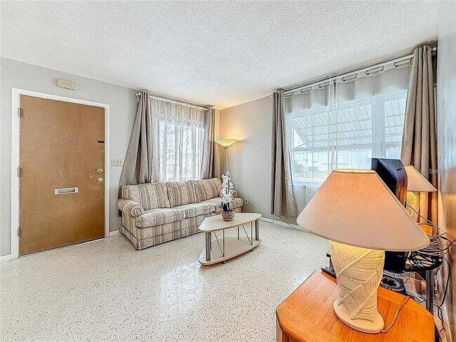 Foto del edificio - 250 Rosery Rd NW