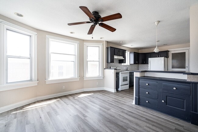 Building Photo - Beautiful 3 Bedroom + Den 2 Full Bath Uppe...