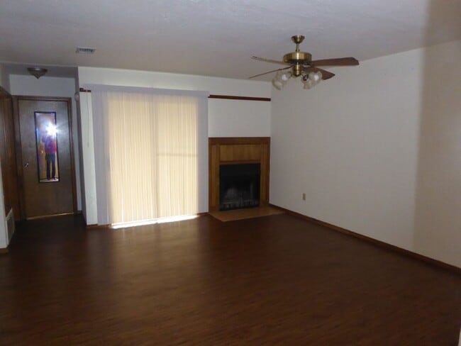 Building Photo - Great Town Home