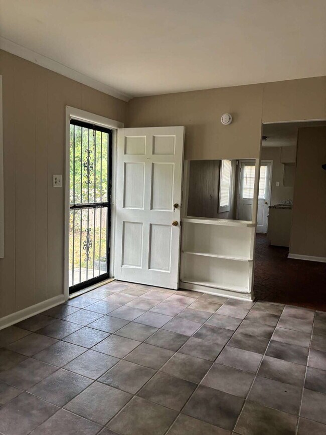 Building Photo - "Charming Living in Memphis: Cozy home with 1 Full Bath!"