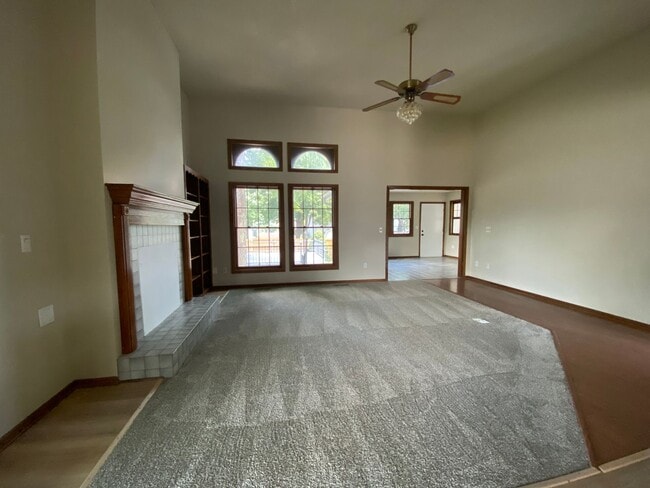 Building Photo - Spacious 3 Bedroom 2 Bath Home