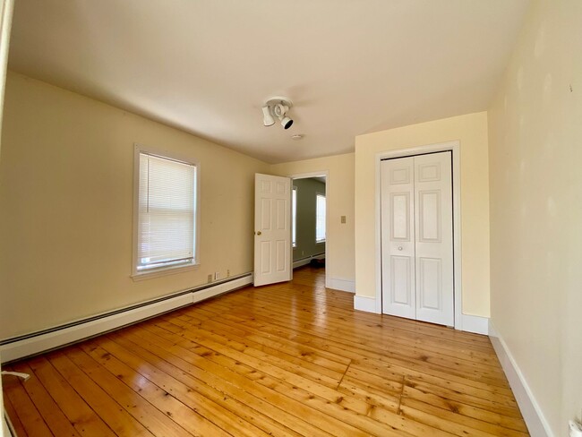 Building Photo - Avail. 2/1: Top Floor Unit: 1 Bed/1 Bath