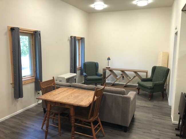 Building Photo - Newly remodeled - 1 bed - 1 bath off Rosie Creek