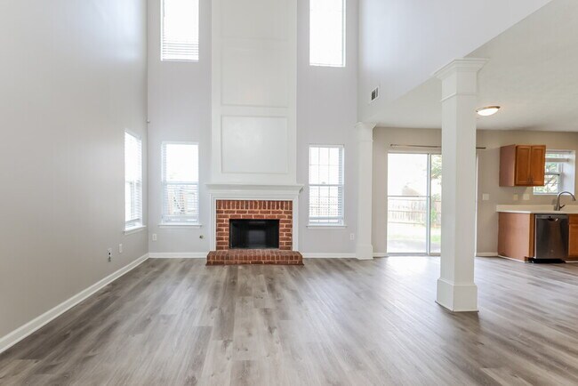Building Photo - 7565 Woodbine Pl