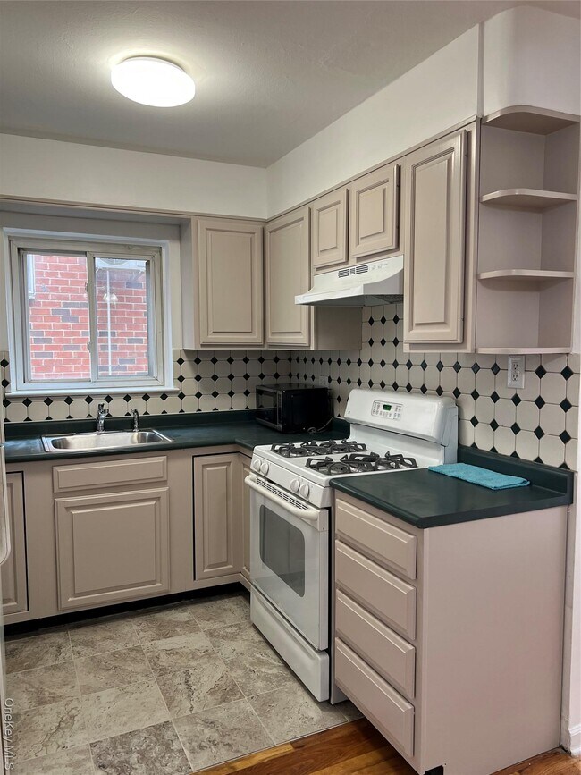 Building Photo - 1350 Edwards Ave