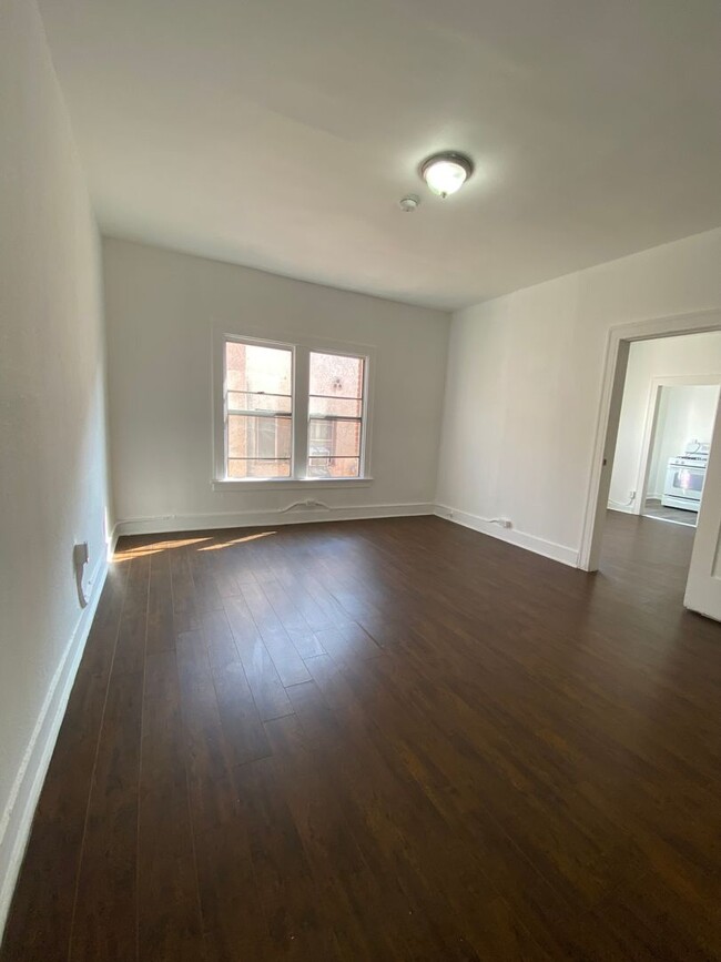 Building Photo - The Devon Apartments - Spacious with Beaut...