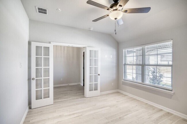 Building Photo - 1909 Miramar Dr