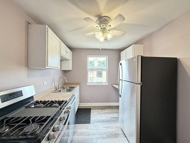 Building Photo - 2057 E 72nd St