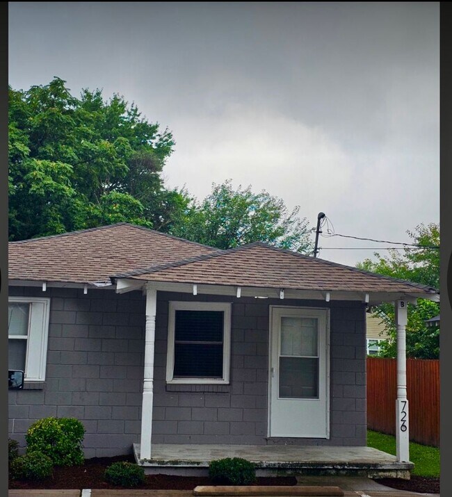 Building Photo - 726 Elvie St S