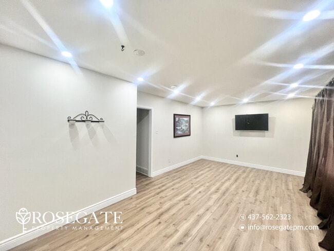 Photo du bâtiment - Charming 3-Bedroom Detached Home with 2 Parking Spaces in London