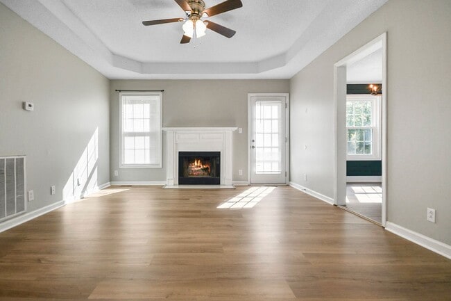 Building Photo - Updated Three Bedroom!