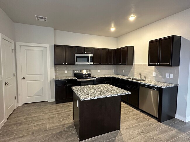 Foto del edificio - Beautiful 3 Bedroom, 2 Bathroom on 1.46 Acre Wooded Lot!
