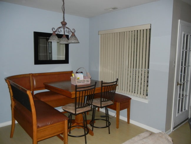 Dining room - 304 Diamond Dr