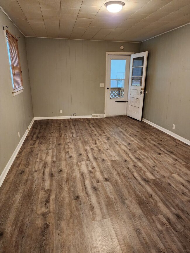 Building Photo - 3 bedroom home for lease