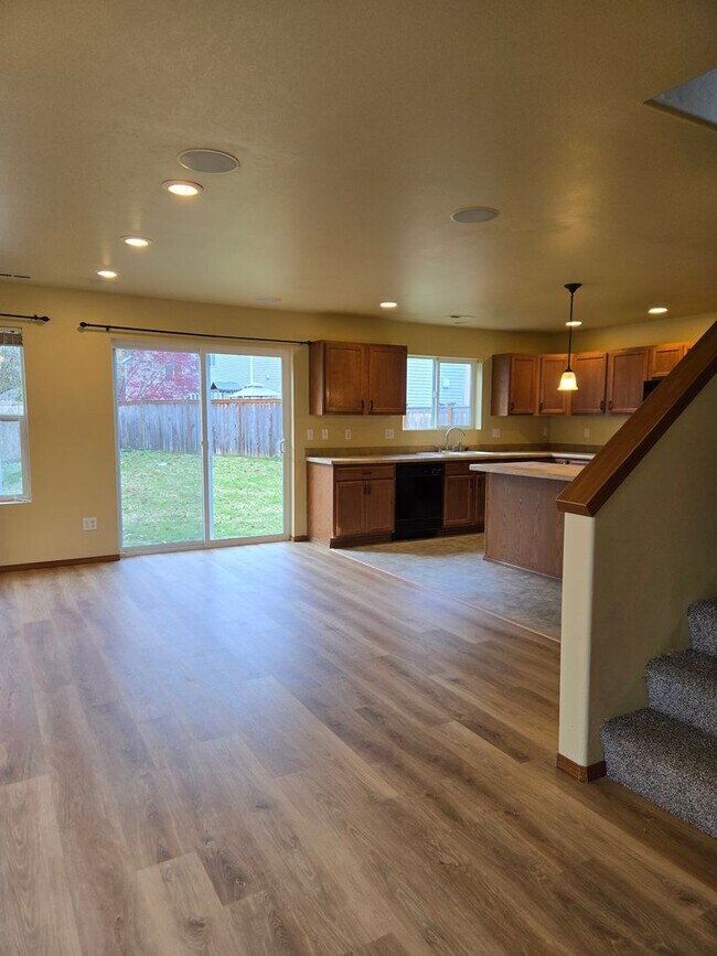 Building Photo - Spacious 3 Bedroom Kent Home!