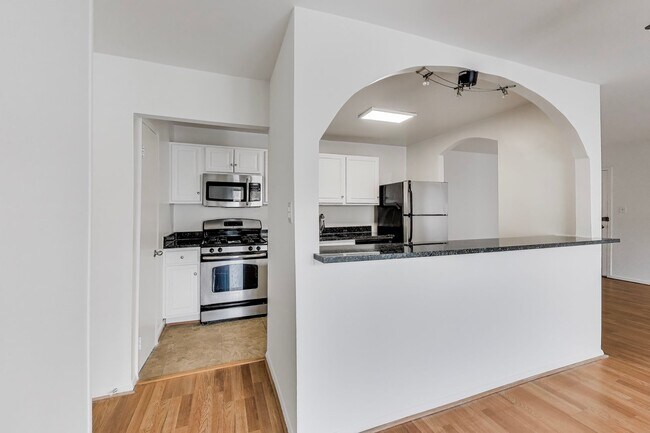 Foto del edificio - 2BD/1BA in Bethesda Park - Feeds to WJ HS - Great location - Close to Walter Reed & METRO