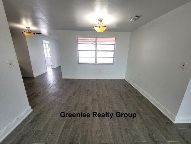 Foto del edificio - Updated & Spacious 3 Bedroom/2 Bath Home on a Corner Lot!