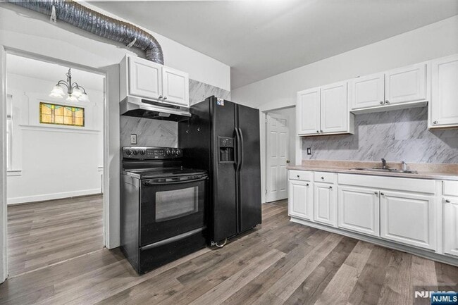 Foto del edificio - 105 Van Riper Ave