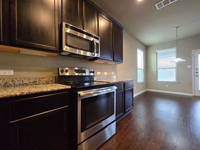 Foto del edificio - RENT REDUCTION - AVAILABLE NOW!