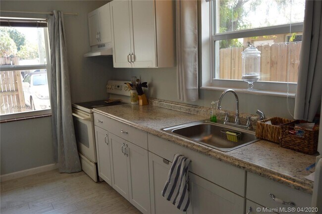 Foto del edificio - 417 SW 12th St