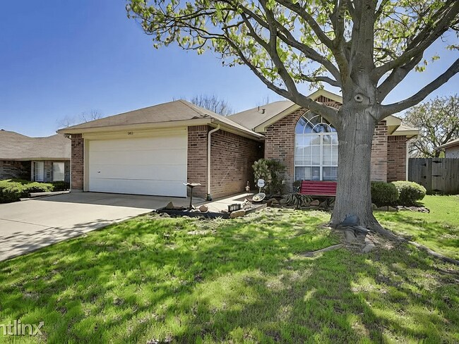 Foto del edificio - 1303 Hidden Oaks Dr