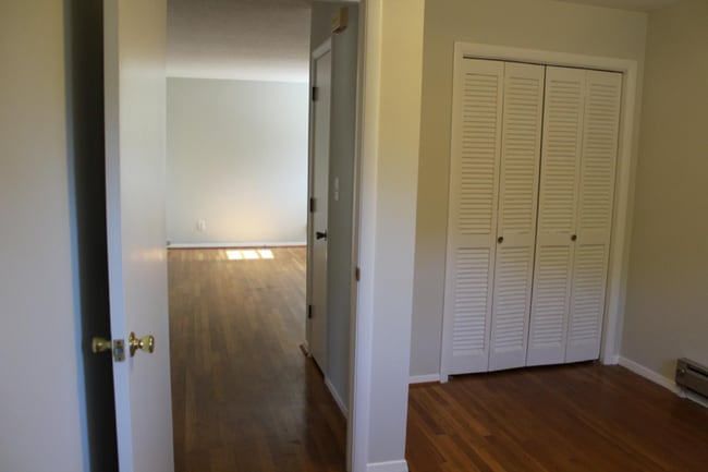 Building Photo - 1401 S Roan St