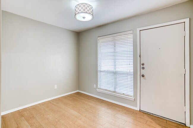 Foto del edificio - 10536 Stone Canyon Rd