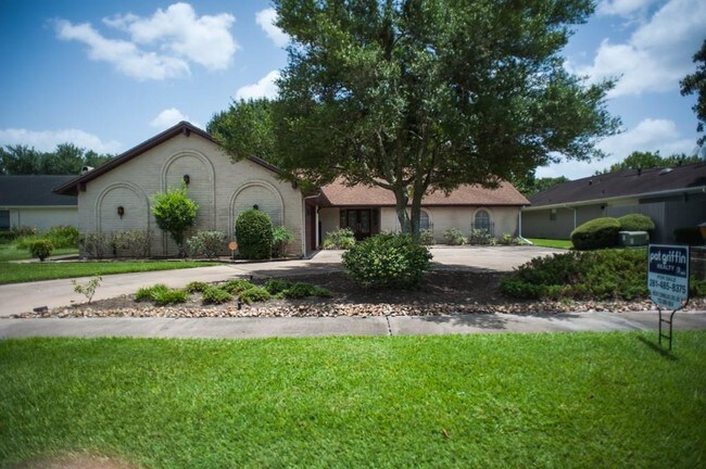 Building Photo - 2309 Fairway Cir