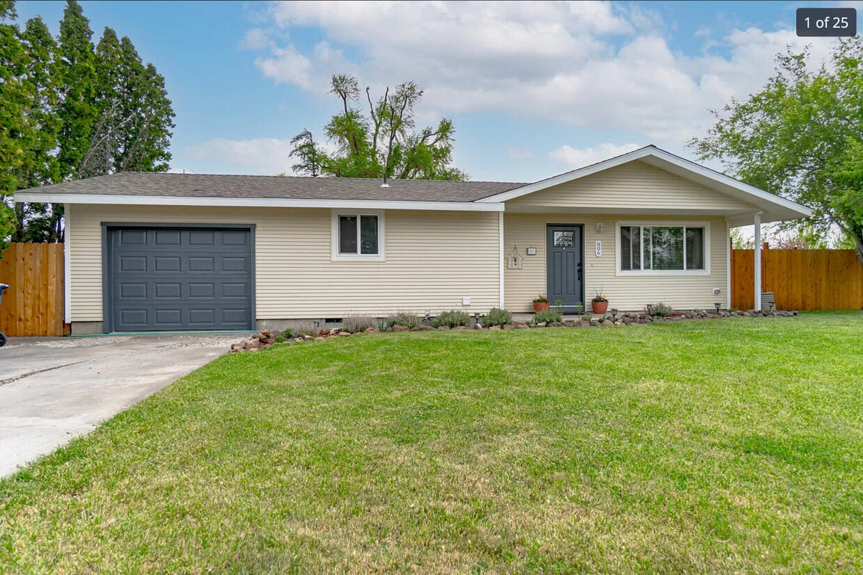 Foto principal - PRICE DROP! Single Family Home, Corner lot...