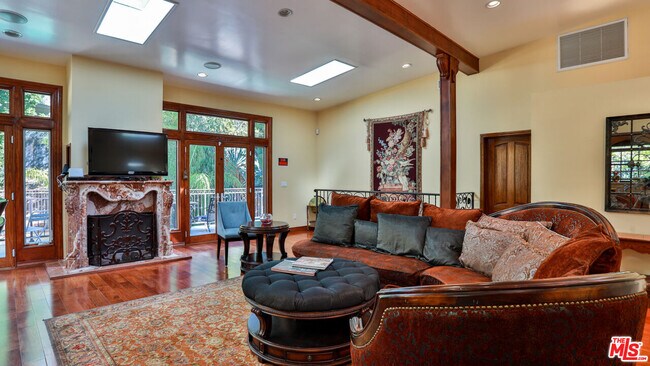 Foto del edificio - 2264 Beverly Glen Pl