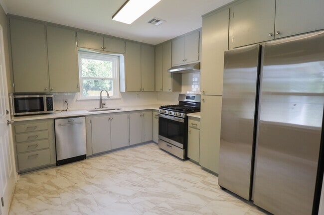 Building Photo - Step into this beautifully updated, move-i...