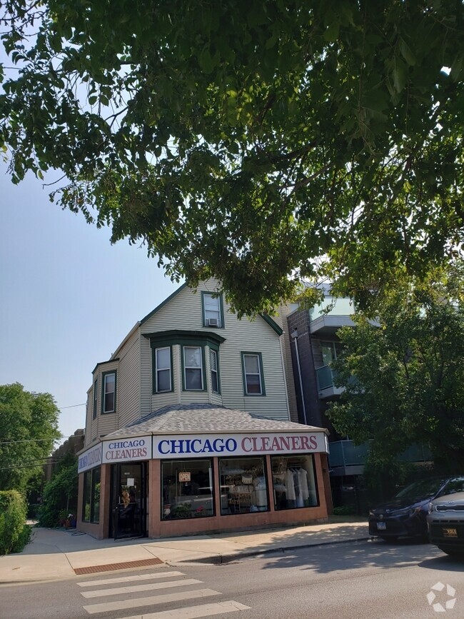 Building Photo - 1435 W Diversey Pkwy