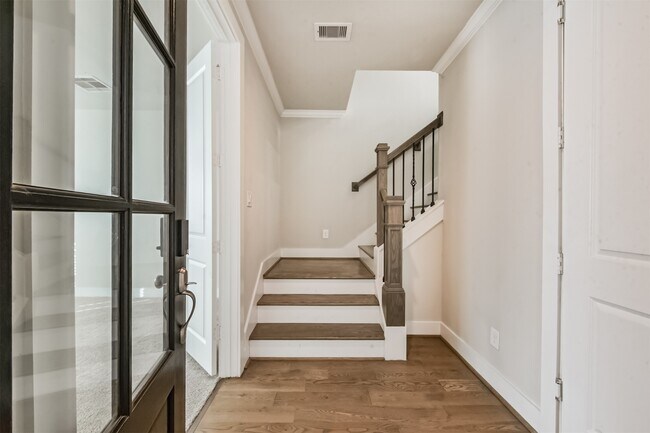 Building Photo - 1313 W 24th St