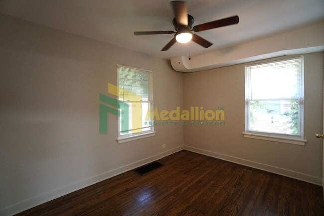 Building Photo - 10123 S Crandon Ave