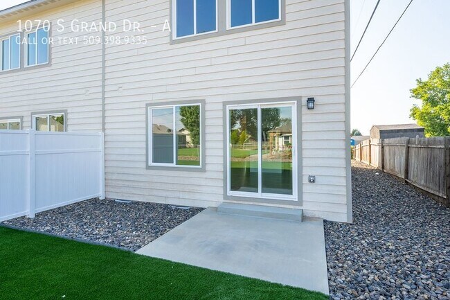 Building Photo - 3 Bed, 2 Bath Duplex! Includes WSG