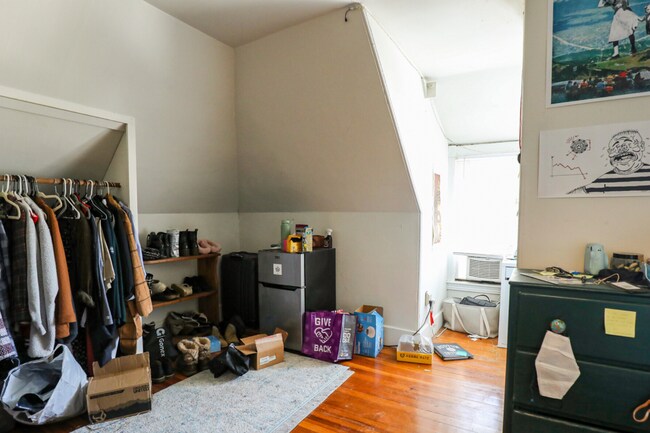 Foto del edificio - 9/1/25 Spacious Allston 4BR/2BA, deck, hug...