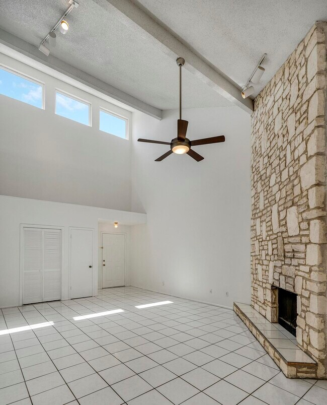 Foto del edificio - 8421 Echo Creek Ln