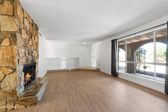 Building Photo - 2231 E Lincoln Cir