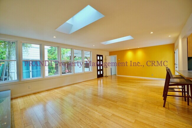 Foto del edificio - Bright, Stylish Fairfax Home with a Privat...