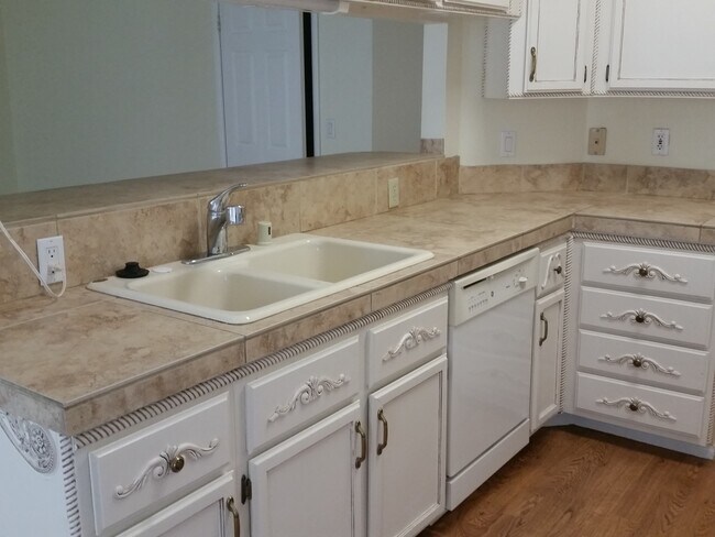 Building Photo - 3 Bedroom * 1 Story * RV Parking