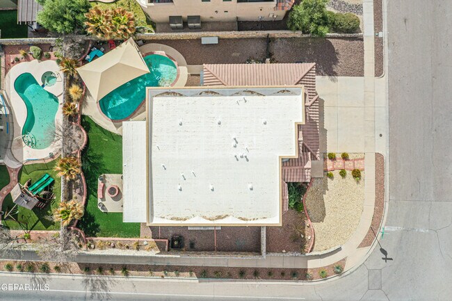 Foto del edificio - 6300 Franklin Trail Drive
