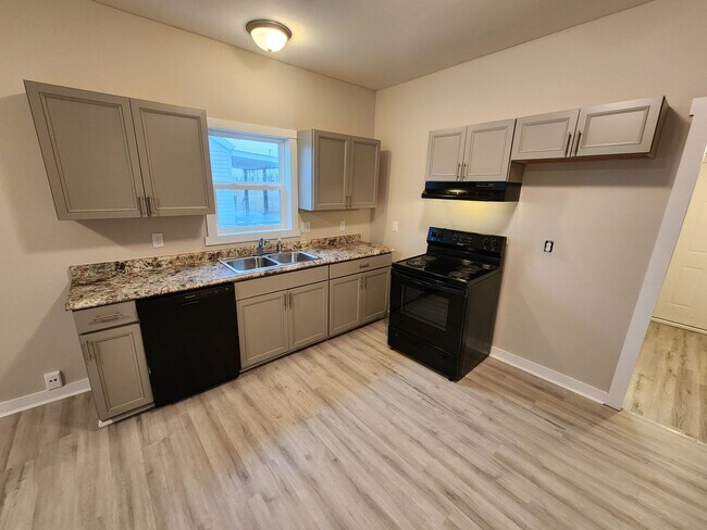 Building Photo - Spacious 3-Bedroom, 1-Bathroom Home AVAILABLE NOW!!