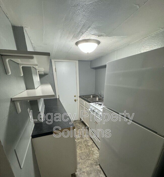 Building Photo - 806 N 1st St