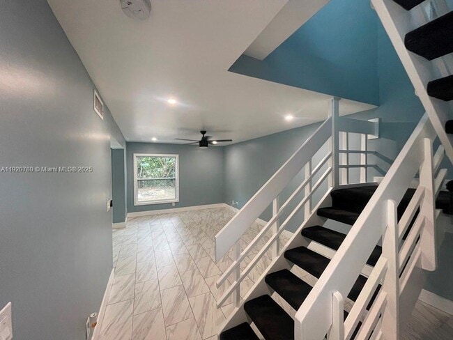 Foto del edificio - 330 Sunshine Dr