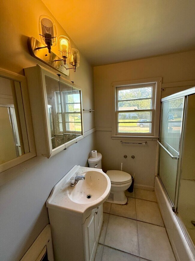 Building Photo - 3bed 1 bath $1,100 a month