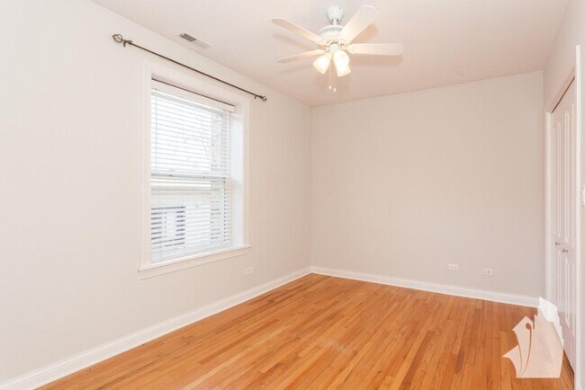 Foto del edificio - 3804 N Marshfield Ave