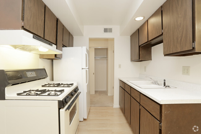 1 Bedroom - Kitchen - Versailles Place Apartments